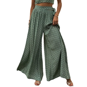 Ensemble d'été bohème avec pantalon large taille haute et haut court à imprimé floral