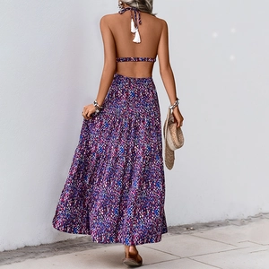 Ensemble bohème avec haut licou dos nu et jupe longue à fleurs à plusieurs niveaux