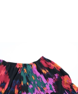 Détail de l'imprimé abstrait tropical sur combinaison avec texture élastique froncée