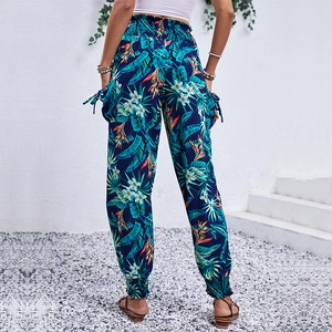 Pantalon cargo imprimé tropical pour femme avec taille haute smockée et poches latérales