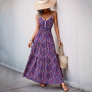 Robe longue bohème violette à fleurs, licou avec col en V et jupe à plusieurs niveaux