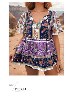 Détail d'une blouse bohème fleurie avec col en V et motifs imprimés ethniques vibrants