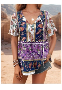 Détail de la blouse bohème à fleurs avec col en V boutonné et manches à volants