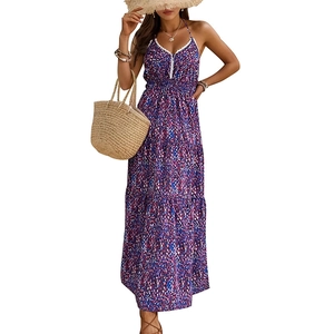 Robe longue fleurie dos nu avec fente et volants pour les vacances à la plage