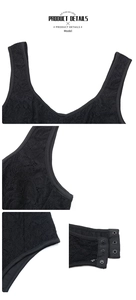Détail du body en dentelle noire montrant le col en V et la fermeture à trois crochets réglable