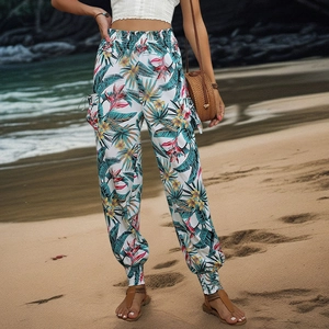 Détail de la taille haute élastique et de l'imprimé tropical sur le pantalon