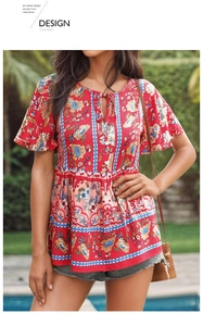 Détail d'une blouse bohème rouge à fleurs avec encolure à cordon et volants dans un jardin