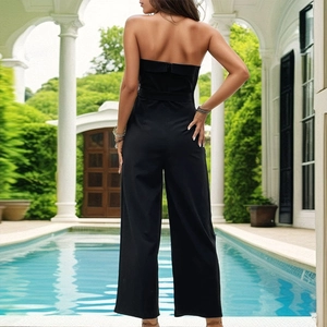 Combinaison pantalon bustier noire élégante avec ceinture assortie et jambes larges