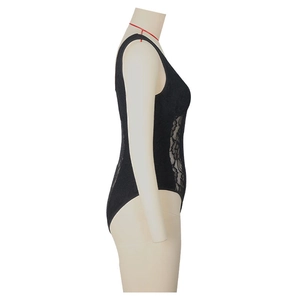 Vue latérale détaillée d'un body en dentelle noire avec motifs floraux et coupe ajustée