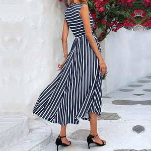 Abito lungo smanicato a righe bianche e blu navy da donna, ideale per le vacanze estive