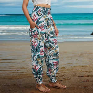 Détail de la taille haute élastique et du motif floral tropical vif sur le pantalon