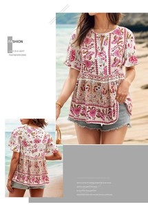 Détail de la blouse bohème à fleurs avec nœud au col et manches à volants sur la plage