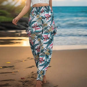 Détail de la taille élastique haute et poche cargo avec imprimé de feuilles tropicales