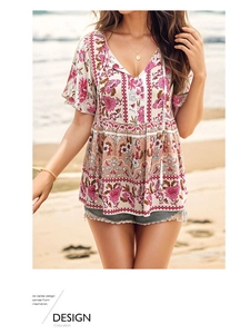 Détail de la blouse bohème à fleurs avec col en V, manches volantées et cordons de serrage