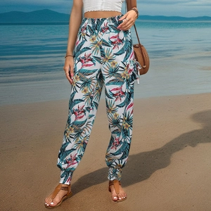 Détail de la taille haute élastique et de l'imprimé floral tropical sur le pantalon de plage
