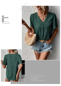 Dettaglio fronte e retro di una camicia verde con scollo a V e stampa leopardata per l'estate