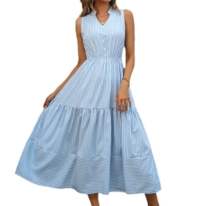 Robe d'été sans manches à rayures verticales bleues et blanches avec col en V