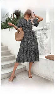 Détail d'une robe imprimée à col en V avec ourlet à volants et taille ajustée pour l'été