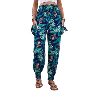 Pantalon cargo femme avec imprimé tropical, taille haute smockée et poches latérales