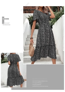 Détail d'une robe fleurie à col en V avec ourlet à volants et taille ajustée de style français