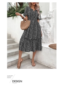 Détails de la robe midi fleurie à col en V avec manches à volants et taille ajustée
