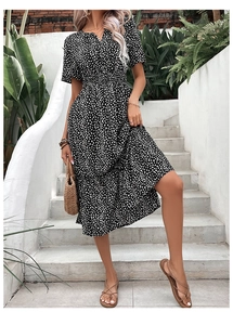 Détail de la robe d'été fleurie avec col en V, taille élastique et ourlet à volants