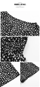 Détails de la robe fleurie montrant le col rond et la taille élastique froncée en tissu