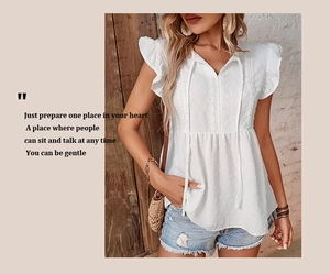 Detail der weißen Punkte-Bluse mit Spitzenbesatz und gerüschten Flügelärmeln