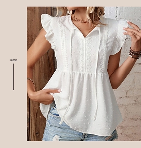 Detail der weißen V-Ausschnitt Bluse mit Spitzenbesatz und Rüschenärmel-Strukturen
