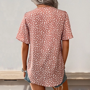 Vista posteriore dettagliata della camicia leopardata rosa corallo con orlo curvo