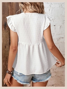 Detail der weißen Swiss Dot Textur und Rüschenärmel an einem sommerlichen Peplum Top