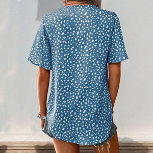 Vista posteriore di una maglia azzurra da donna con stampa leopardata e taglio estivo