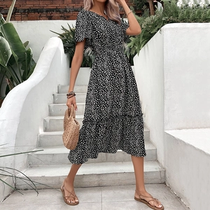 Robe midi d'été noire à col en V avec imprimé floral et taille haute smockée