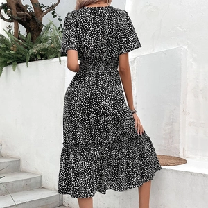 Robe midi d'été noire et blanche à imprimé floral avec col en V et ourlet à volants