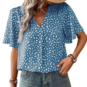 Dettaglio dello scollo a V e delle maniche con volant sulla camicia blu leopardata