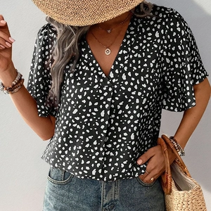 Top floreale con scollo a V, maniche a balze e stile estivo perfetto per le vacanze