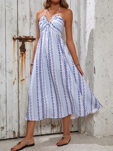 Détail de la robe maxi dos nu à licou avec imprimé géométrique bleu et blanc élégant