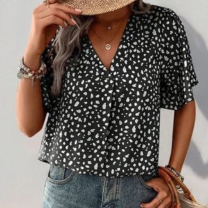 Dettaglio della camicetta leopardata con scollo a V e maniche corte in stile casual