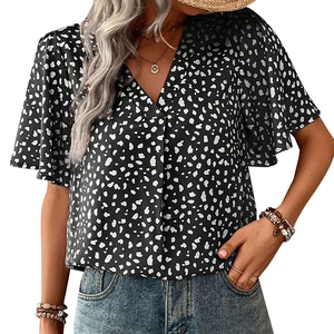 Dettaglio dello scollo a V e delle maniche a volant di questa camicia estiva a pois
