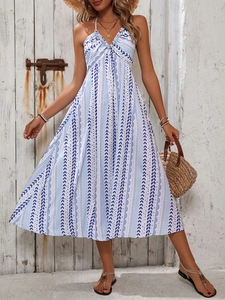 Détail de l'imprimé géométrique bleu sur une robe mi-longue dos nu pour les vacances d'été