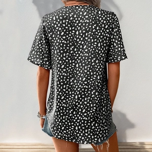 Vista dettagliata del retro di una camicia estiva a maniche corte con stampa leopardata astratta