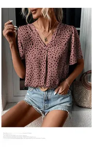 Vista dettagliata della camicetta estiva da donna con scollo a V, stampa leopardata e texture