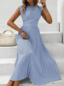 Détail de la robe midi plissée sans manches bleu clair avec taille croisée drapée