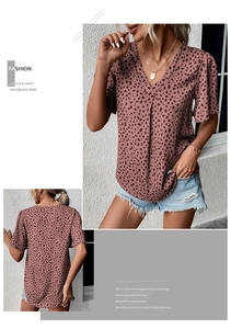 Dettaglio dello scollo a V e delle maniche a farfalla di una camicia estiva leopardata rosa