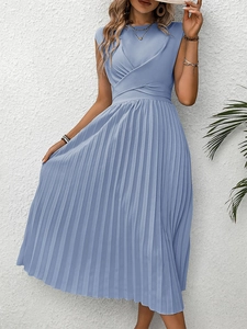 Détail d'une robe sans manches bleu poudré avec col en V croisé et jupe plissée