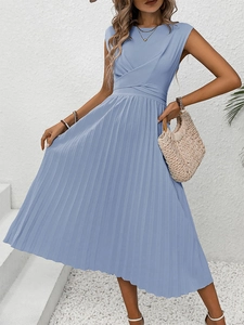 Détail d'une robe plissée sans manches bleu clair avec un design croisé à la taille