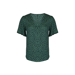 Dettaglio di camicia leopardata con scollo a V e maniche a volant in verde scuro