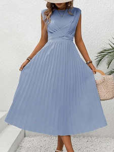 Détail de la robe longue plissée sans manches bleu clair avec col en V et laçage au dos