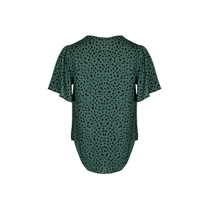 Dettaglio del retro di una camicetta verde con stampa leopardata e maniche a farfalla