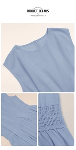 Détails robe bleu clair avec col rond, fermeture éclair au dos et taille smockée